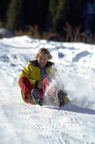 Giovane donna cavalcare su strada neve — Foto Stock