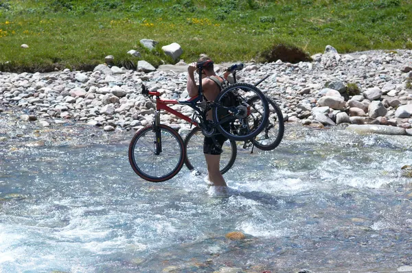 Гірський велосипедист і струмок — стокове фото