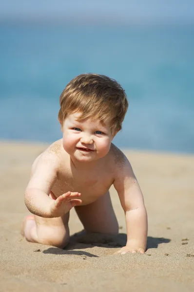 Skrada się chłopak na plaży — Zdjęcie stockowe