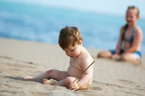 Menino joga na praia — Fotografia de Stock