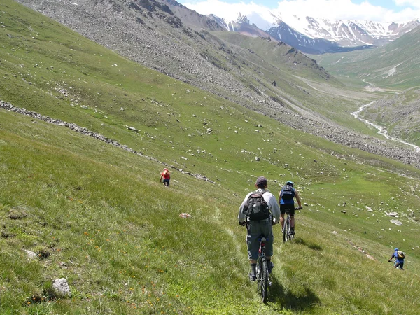 Zjazd rowerzystów w wysokie góry — Zdjęcie stockowe