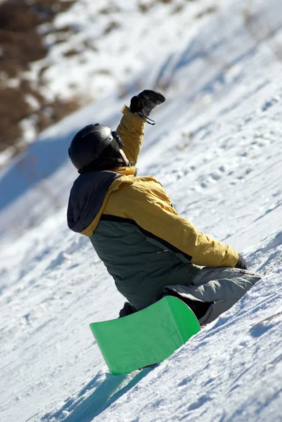 Snowboardista sedí na svahu — Stock fotografie