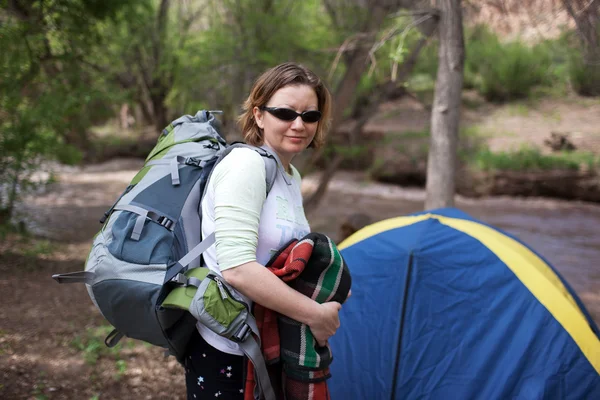 Sırt çantası çadırın yakınında olan kadın — Stok fotoğraf