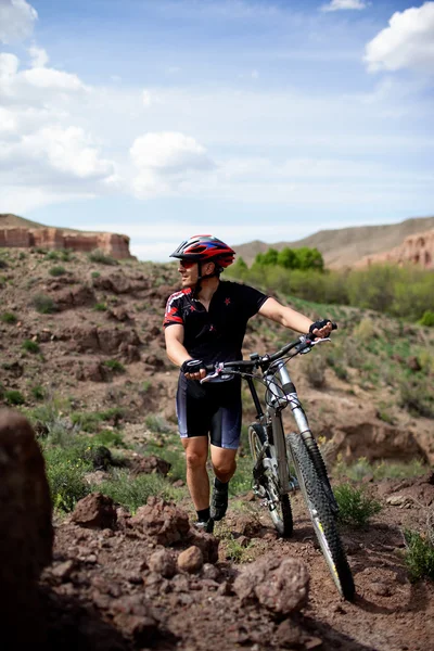 Ciclista de montaña en Canyon — Foto de Stock