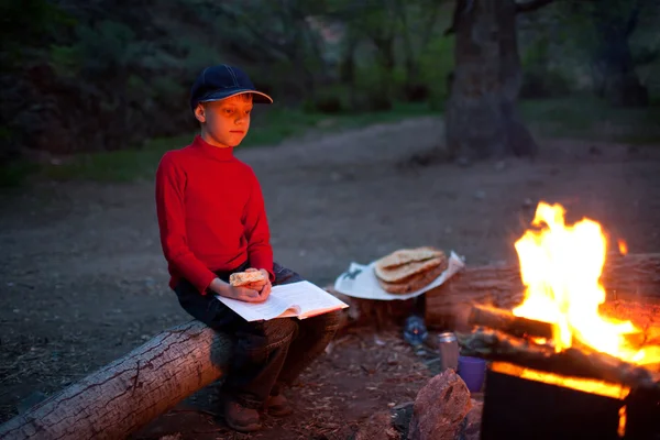 少年と夜のキャンプ — ストック写真