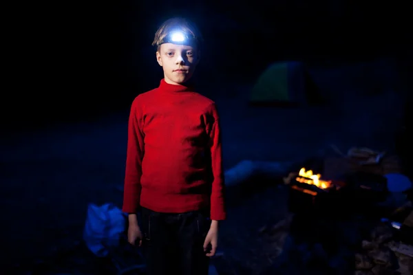 Menino e acampamento noturno — Fotografia de Stock