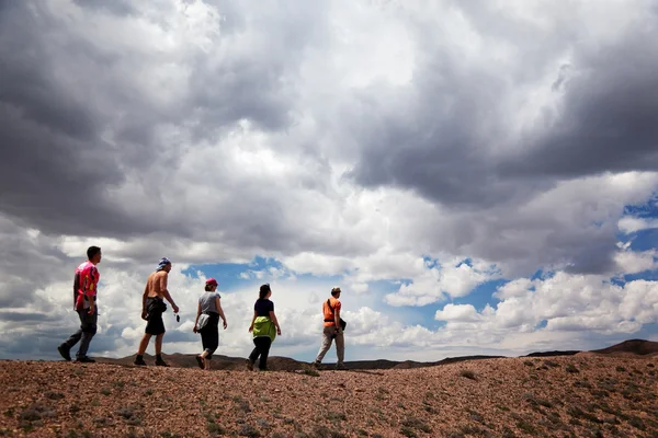 Gruppo di turisti nel deserto — Foto Stock
