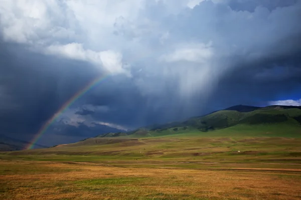 Regenbogen nach Sturm — Stockfoto