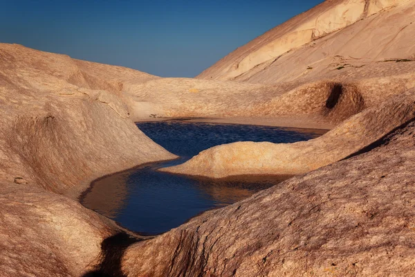 Water in woestijn bergen — Stockfoto