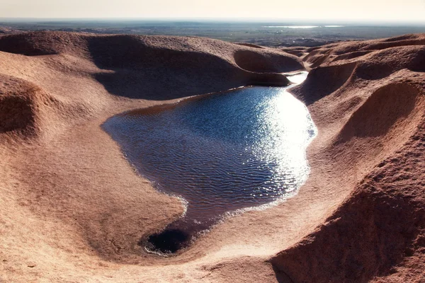 Вода в горах пустыни — стоковое фото