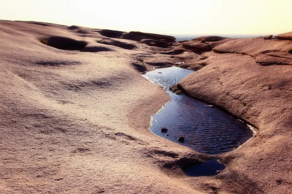 Víz, sivatagi hegyek — Stock Fotó