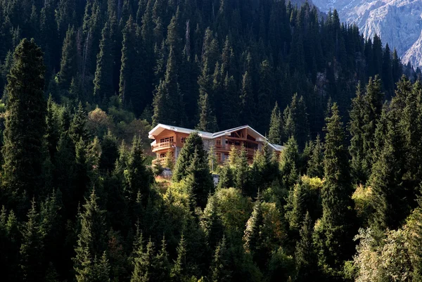 Maison en bois en montagne — Photo