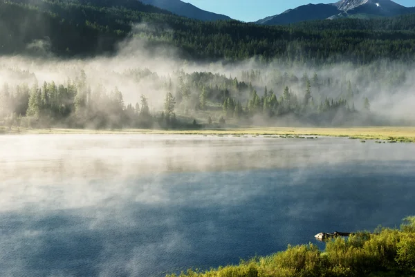 Sabah dağ gölü — Stok fotoğraf