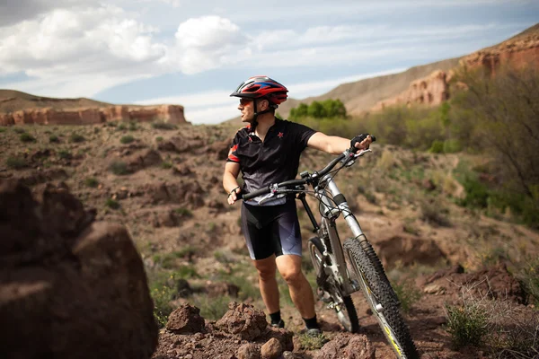 Mountainbiker in canyon — Stockfoto