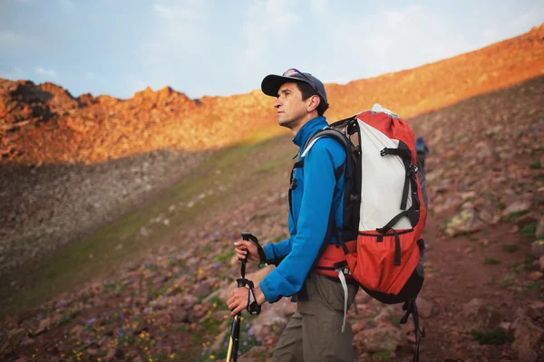 Backpacker in morning mountains — Stock Photo, Image