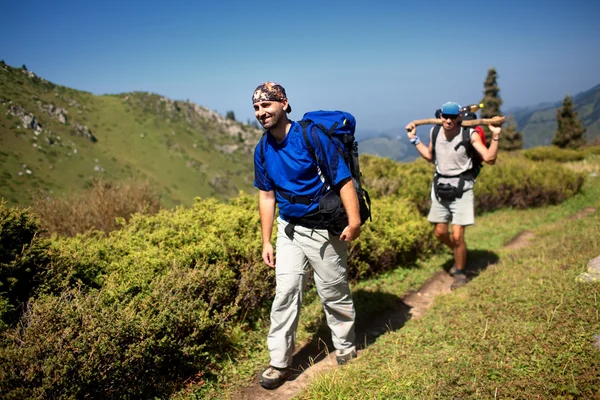 Backpackers dağ — Stok fotoğraf