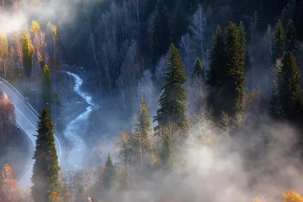 Camino y río en las montañas de otoño — Foto de Stock