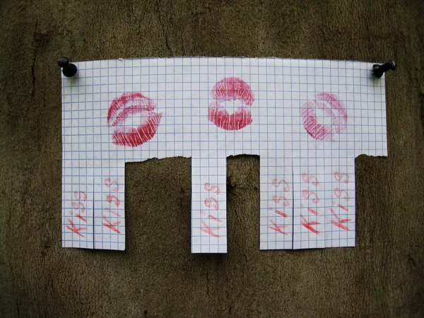 赤い口紅の接吻とのお知らせ — ストック写真
