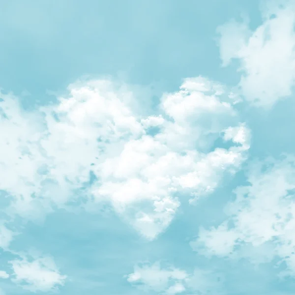 Голубое небо и облака — стоковое фото