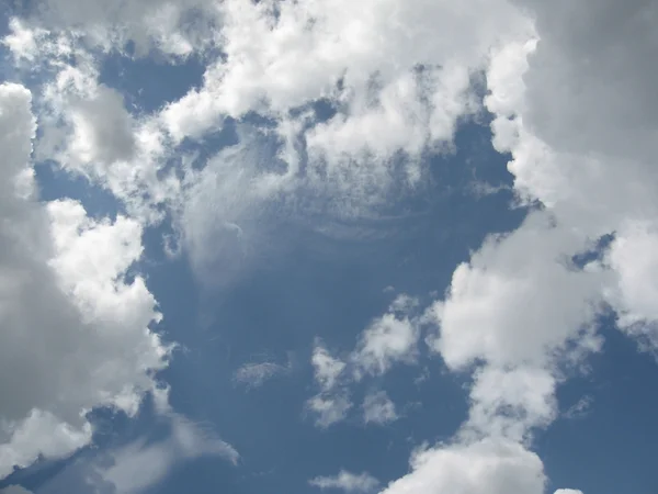 Sininen taivas pilvien kanssa — kuvapankkivalokuva