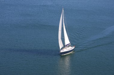 mavi deniz üzerinde tek yat