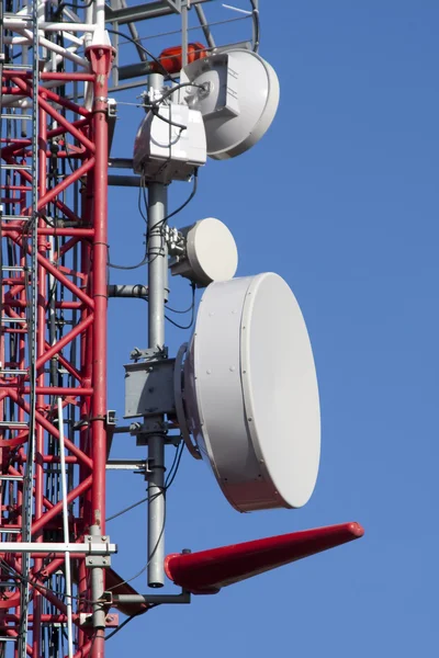 Antennes op communicatie toren — Stockfoto