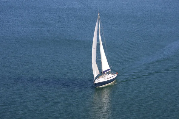 单个游艇上蓝色的大海 — 图库照片