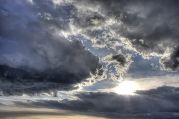 Резкие облака HDR-изображения — стоковое фото