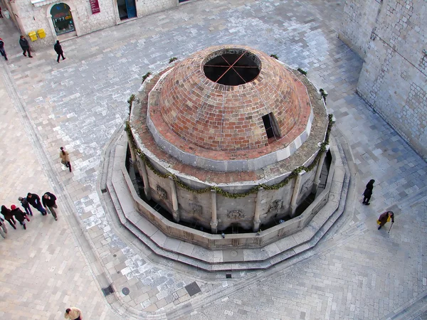 Fonte na rua principal de Dubrovnik . — Fotografia de Stock