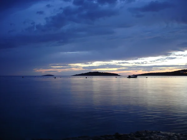 Спокійне море після заходу сонця Стокова Картинка