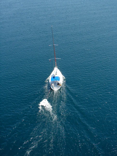 Yacht avec dériveur — Photo