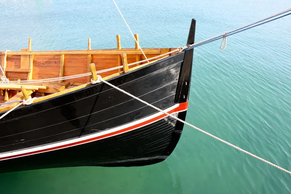 Łuk drewniany łódź — Zdjęcie stockowe