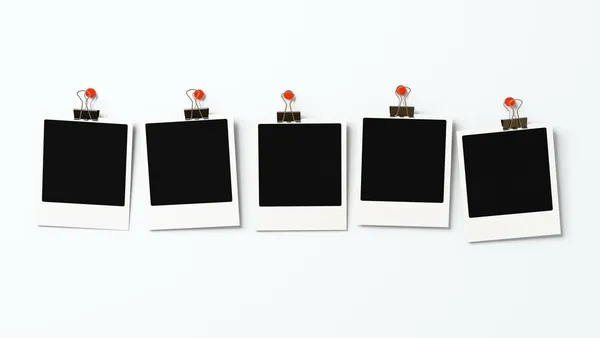 Cinco espacios en blanco polaroid en una pared 3D — Foto de Stock