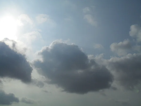 O sol por trás das nuvens — Fotografia de Stock