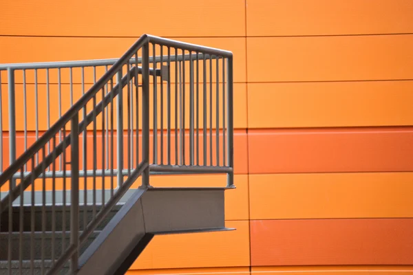 Treppe und orangefarbene Wand — Stockfoto