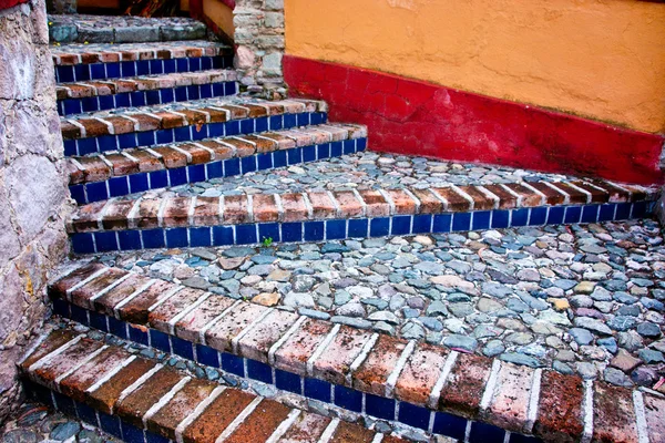 Kleurrijke baksteen en stenen trappen — Stockfoto