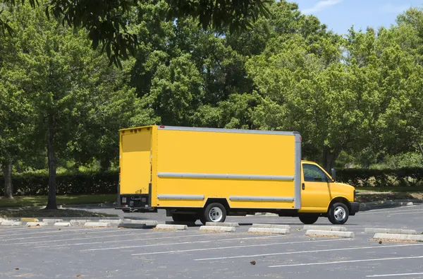 Жовту коробку вантажівка — стокове фото