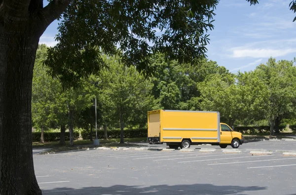 Geel vak vrachtwagen — Stockfoto