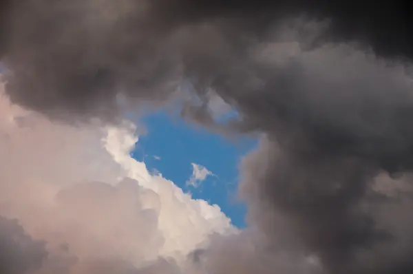 Blå himmel fönster — Stockfoto