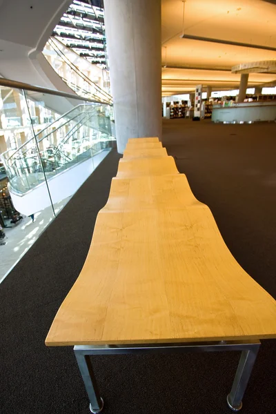 图书馆的现代板凳 — 图库照片