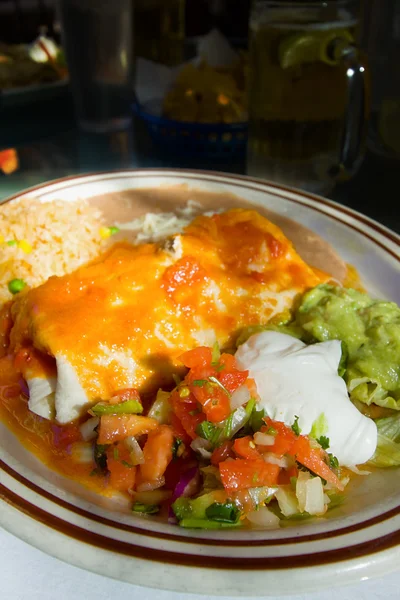 De cerca en un plato mexicano - Burrito — Foto de Stock