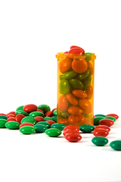 Пляшку медицини, наповнений цукерки — стокове фото