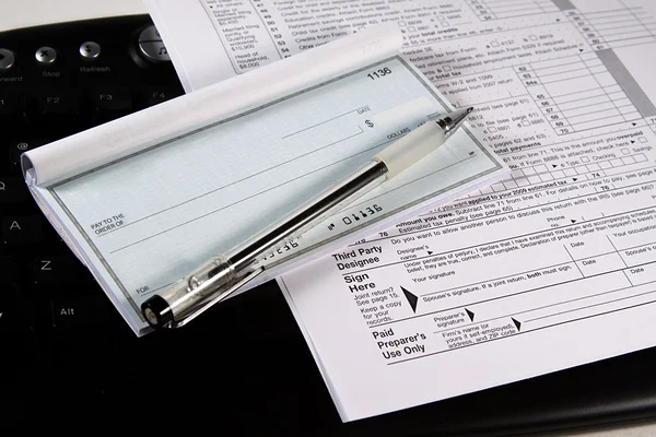 Steuern vorbereiten - Schecks und Formulare — Stockfoto