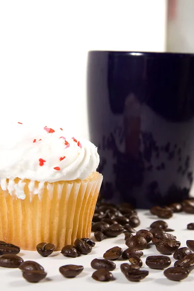 Geïsoleerde koffiemok met cupcake — Stockfoto