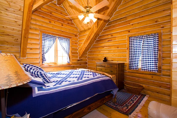 Nahaufnahme eines Schlafzimmers in einer Hütte — Stockfoto