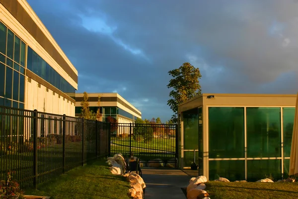 Схід сонця на кампусі бізнес — стокове фото