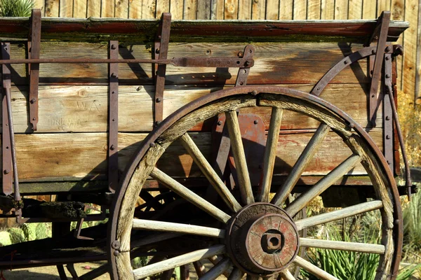 오래 된 골동품 수레 바퀴 — 스톡 사진