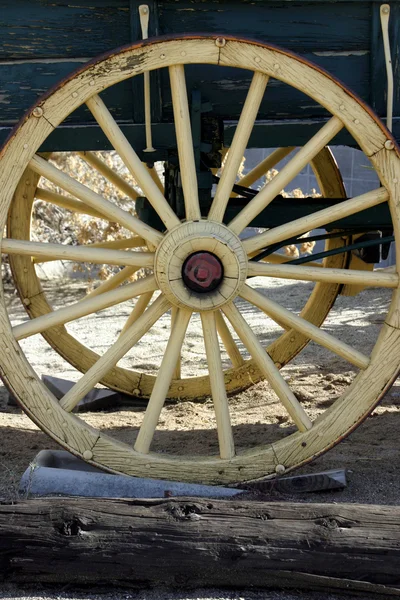 Oude antieke wagen-wiel — Stockfoto