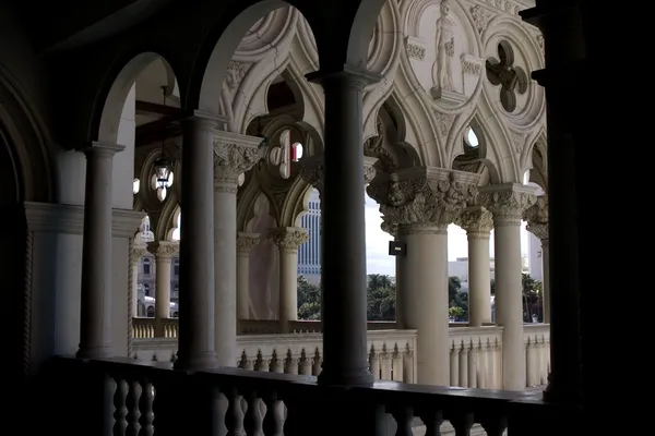 Дизайн венецианской балконной колонны — стоковое фото