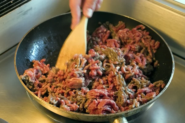 フライパンにひき肉を攪拌 — Stock fotografie